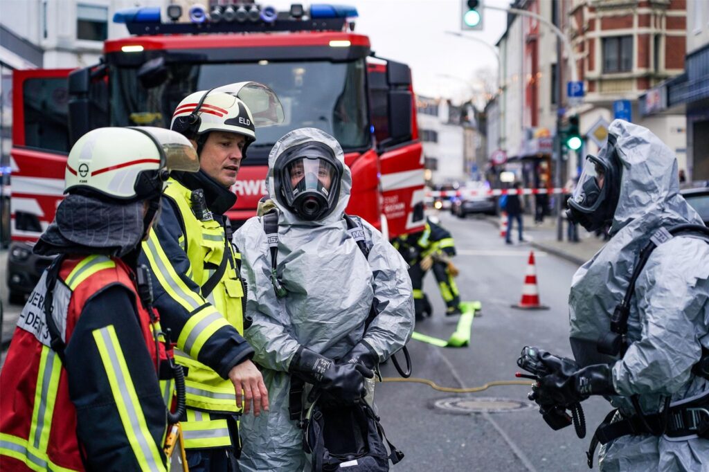35 Kräfte von Feuerwehr und Rettungsdienst waren am Dienstag bei einem DHL-Shop in Bochum Werne im Einsatz. 35 Kräfte von Feuerwehr und Rettungsdienst waren am Dienstag bei einem DHL-Shop in Bochum Werne im Einsatz.