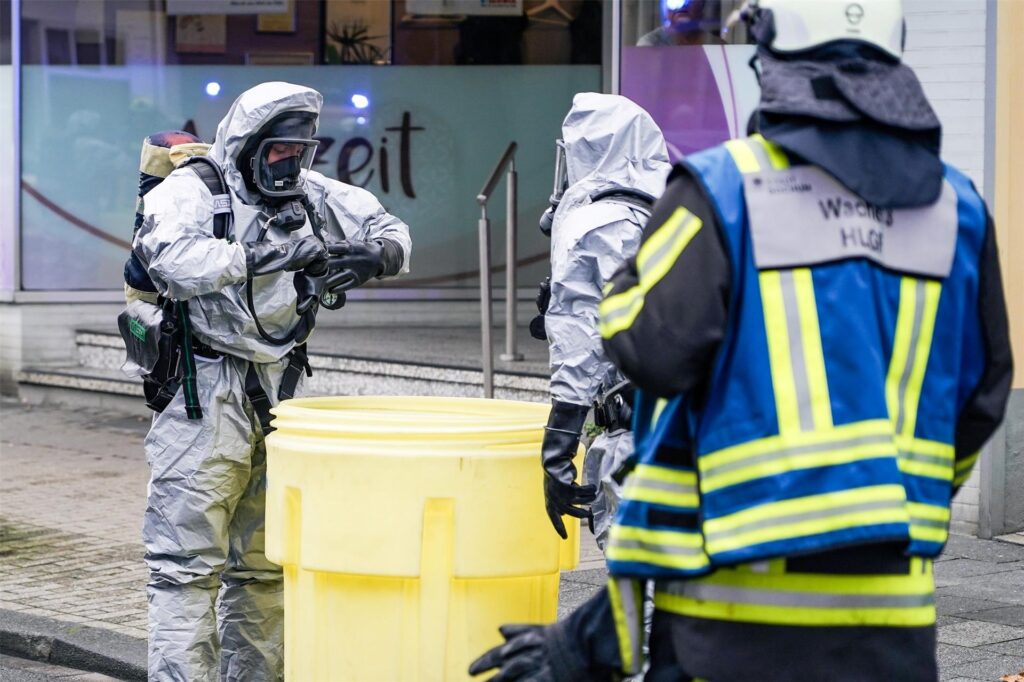 35 Kräfte von Feuerwehr und Rettungsdienst waren am Dienstag bei einem DHL-Shop in Bochum Werne im Einsatz. 35 Kräfte von Feuerwehr und Rettungsdienst waren am Dienstag bei einem DHL-Shop in Bochum Werne im Einsatz.