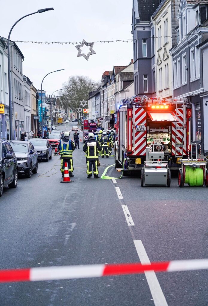 35 Kräfte von Feuerwehr und Rettungsdienst waren am Dienstag bei einem DHL-Shop in Bochum Werne im Einsatz. 35 Kräfte von Feuerwehr und Rettungsdienst waren am Dienstag bei einem DHL-Shop in Bochum Werne im Einsatz.