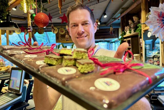Bäckermeister Tim Kortüm mit einem Blech voller Dubai-Schokolade: Die Tafeln gibt es ab sofort im Schürener Backparadies.