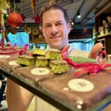 Bäckermeister Tim Kortüm mit einem Blech voller Dubai-Schokolade: Die Tafeln gibt es ab sofort im Schürener Backparadies.