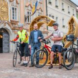 Radfahrer vor dem Rathaus St. Veit