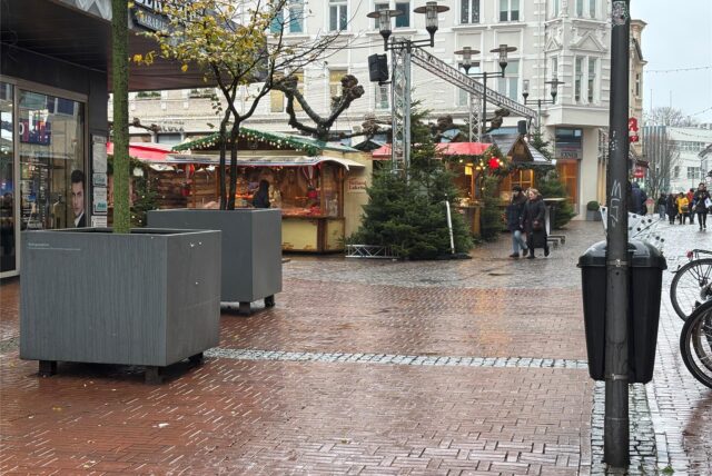 Überdimensionale Baumkübel begrenzen den Weihnachtsmarkt in Recklinghausen – hier an der Kunibertistraße Richtung Marktplatz.