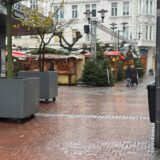 Überdimensionale Baumkübel begrenzen den Weihnachtsmarkt in Recklinghausen – hier an der Kunibertistraße Richtung Marktplatz.