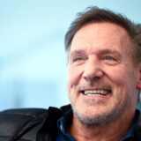 Der Schauspieler Ralf Moeller lacht in die Kamera.