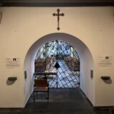 Die Pfarrgemeinde St. Peter sucht freiwillige Helfer, die dieses Gitter für Menschen aufschließen, die in der Weihnachtszeit die Krippe sehen möchten.