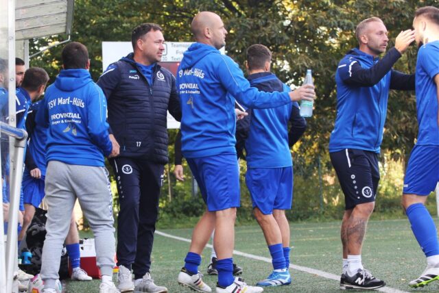 Bewegung beim TSV Marl-Hüls: Der Vorsitzende Marcel Kirch (l.) und Trainer Maximilian Marx (2.v.r.) wollen den Kader für die Rückrunde verstärken.