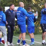 Bewegung beim TSV Marl-Hüls: Der Vorsitzende Marcel Kirch (l.) und Trainer Maximilian Marx (2.v.r.) wollen den Kader für die Rückrunde verstärken.