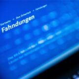 Computerbildschirm mit dem Schriftzug „Fahndungen“.