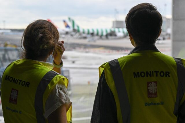 Finn Dohrmann (r) und Melisa Ergül-Puopolo stehen im Terminal 1 des Frankfurter Flughafens an einer Fensterscheibe mit Blick auf das Vorfeld. Sie sind als Abschiebebeobachter in kirchlichem Auftrag am Flughafen bei vielen dieser Rückführungen dabei. Ihre Aufgabe ist es, «Verstöße gegen die Verhältnismäßigkeit von eingesetzten Mittel und Verletzungen humanitärer Ansprüche» zu dokumentieren.