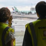 Finn Dohrmann (r) und Melisa Ergül-Puopolo stehen im Terminal 1 des Frankfurter Flughafens an einer Fensterscheibe mit Blick auf das Vorfeld. Sie sind als Abschiebebeobachter in kirchlichem Auftrag am Flughafen bei vielen dieser Rückführungen dabei. Ihre Aufgabe ist es, «Verstöße gegen die Verhältnismäßigkeit von eingesetzten Mittel und Verletzungen humanitärer Ansprüche» zu dokumentieren.