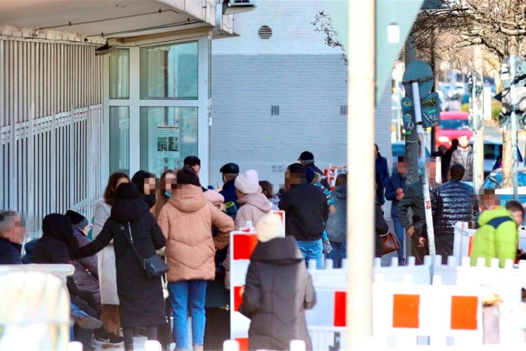 So sah es im März 2022 am Sozialamt an der Leopoldstraße aus: Nach dem russischen Angriff auf die Ukraine waren viele Menschen von dort nach Dortmund geflüchtet. Sie haben eine Duldung. Ihnen droht keine Abschiebung ins Kriegsgebiet.