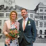 Annika Juli und Christian Schlüsener nach ihrer Hochzeit im Trauzimmer im Rathaus Recklinghausen