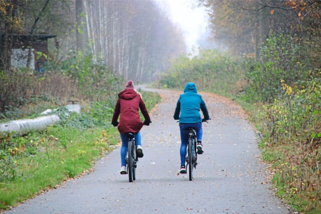 Zwei Radfahrerinnen auf der König-Ludwig-Trasse.