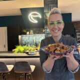 Pia-Engel Nixon hält Lebkuchen in ihrer Eventküche in die Kamera.