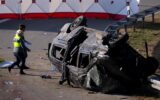 Polizisten bei einem Unfall.