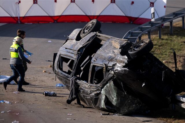 Polizisten bei einem Unfall.