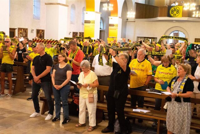 Besucher in BVB-Trikots beim Gottesdienst der BVB-Gründerkirche in Dortmund.