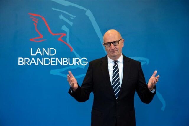 Dietmar Woidke (SPD), Ministerpräsident von Brandenburg, bedankt sich vor der Übergabe der Dankesurkunden bei den Ministern für ihre geleistete Arbeit.