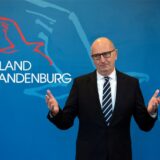 Dietmar Woidke (SPD), Ministerpräsident von Brandenburg, bedankt sich vor der Übergabe der Dankesurkunden bei den Ministern für ihre geleistete Arbeit.