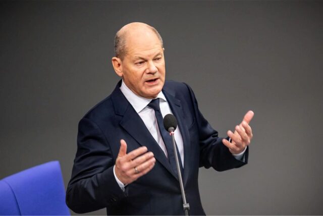 Bundeskanzler Olaf Scholz (SPD) spricht bei einer Befragung der Bundesregierung im Plenarsaal im Bundestag.