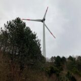 Blick auf das bislang einzige Windrad auf einer RVR-Bergehalde in Herten, auf der Halde Hoppenbruch.