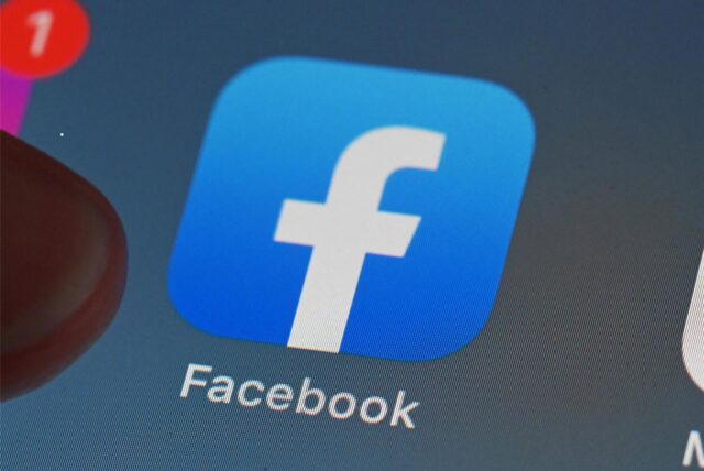 Auf dem Bildschirm eines Smartphones ist die Facebook-App zu sehen.