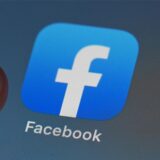 Auf dem Bildschirm eines Smartphones ist die Facebook-App zu sehen.