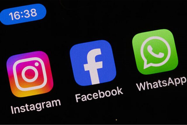 Die Apps Instagram, Facebook und WhatsApp sind auf dem Display eines Smartphones zu sehen.