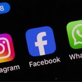 Die Apps Instagram, Facebook und WhatsApp sind auf dem Display eines Smartphones zu sehen.