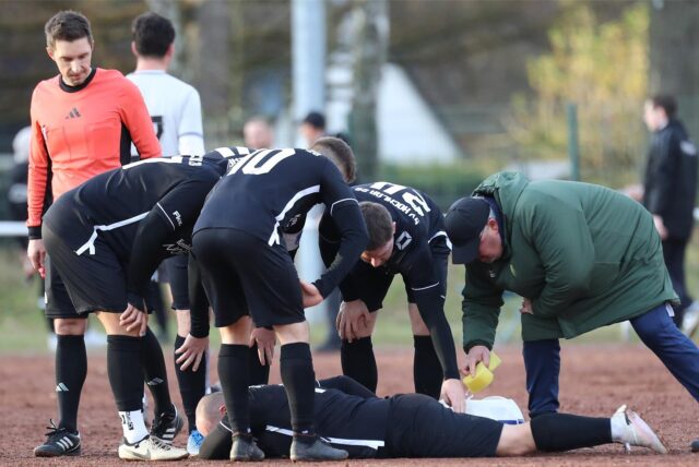 Justin Buth wird am Boden liegend behandelt.
