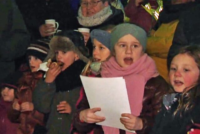 Kinder und Erwachsene sangen gemeinsam.