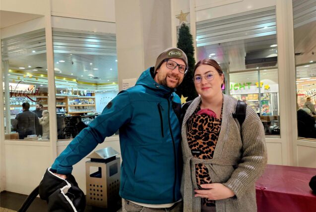 Julian und Lina Köhler stehen im Marler Stern vor einem Geschäft.