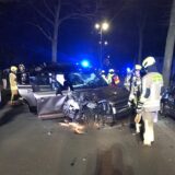 Die Feuerwehr Bottrop steht nach einem Unfall vor einem Autowrack