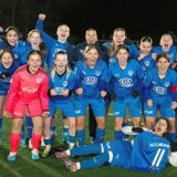Die U17 des 1. FFC Recklinghausen freut sich in blauen Trikots über den Kreispokaltitel.