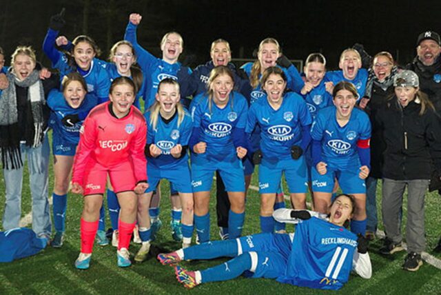 Die U17 des 1. FFC Recklinghausen freut sich in blauen Trikots über den Kreispokaltitel.