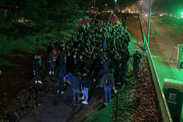 Die Barcelona Fans zogen gestern vor dem Spiel vom Kreuzviertel aus durch die Unterführung am Ardeytunnel zum Stadion.
