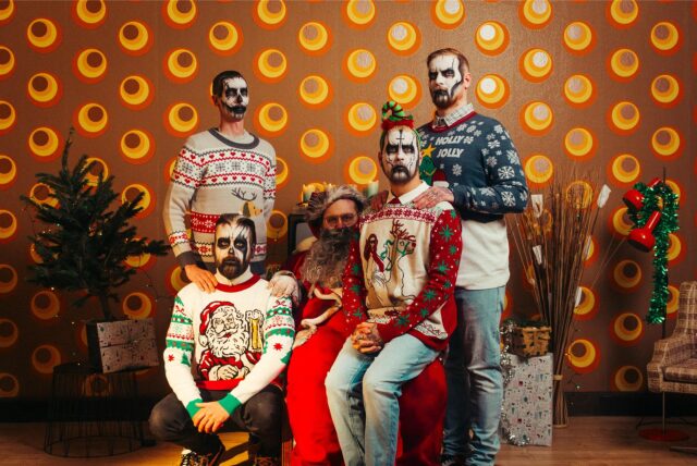 Im Musikvideo zu „Last Christmas“ sind die Samurai Pizza Cats festlich im heimeligen Weihnachtspulli zu sehen – und mit weiß-schwarzem Make-Up.