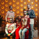 Im Musikvideo zu „Last Christmas“ sind die Samurai Pizza Cats festlich im heimeligen Weihnachtspulli zu sehen – und mit weiß-schwarzem Make-Up.