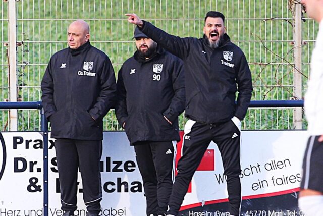 Der Chef dreht auf, die Assistenten haben die Ruhe weg: Das Lenkerbecker Trainerteam Ozan Yilmaz, Emre Külah und Charif Houssein (v.r.) beim letzten Heimspiel des Jahres.