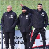 Der Chef dreht auf, die Assistenten haben die Ruhe weg: Das Lenkerbecker Trainerteam Ozan Yilmaz, Emre Külah und Charif Houssein (v.r.) beim letzten Heimspiel des Jahres.