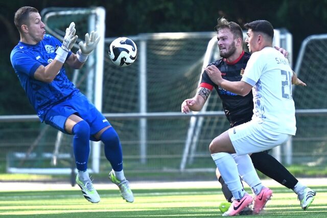 Umkämpftes Derby: Tim Faber (l.), Torwart des FC 26 Erkenshcwick, rettet gegen Justin Pietsch (M.) von der Spvgg. Erkenschwick II – rechts FC-Spieler Serkan Kalkan.