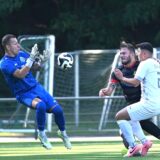 Umkämpftes Derby: Tim Faber (l.), Torwart des FC 26 Erkenshcwick, rettet gegen Justin Pietsch (M.) von der Spvgg. Erkenschwick II – rechts FC-Spieler Serkan Kalkan.