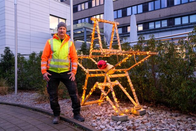 Mike Weigelt ist Haustechniker am EvK in Castrop-Rauxel. Mit der Installation eines hölzernen selbstgebauten Weihnachtssterns bringt er das Krankenhaus und die Menschen zum Strahlen.