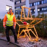 Mike Weigelt ist Haustechniker am EvK in Castrop-Rauxel. Mit der Installation eines hölzernen selbstgebauten Weihnachtssterns bringt er das Krankenhaus und die Menschen zum Strahlen.