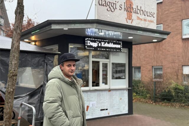 Volkan Dag steht vor seinem Imbiss mit dem Namen Daggi’s Kebabhouse
