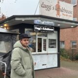 Volkan Dag steht vor seinem Imbiss mit dem Namen Daggi’s Kebabhouse