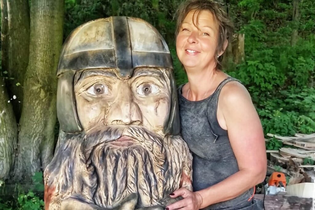 Anja Grünhagen mit einem Kunstobjekt Anja Grünhagen mit einem Kunstobjekt