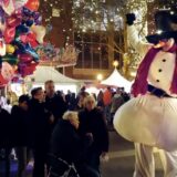 Stelzenmann Michael Wibbelt mit Menschen auf der Straße.