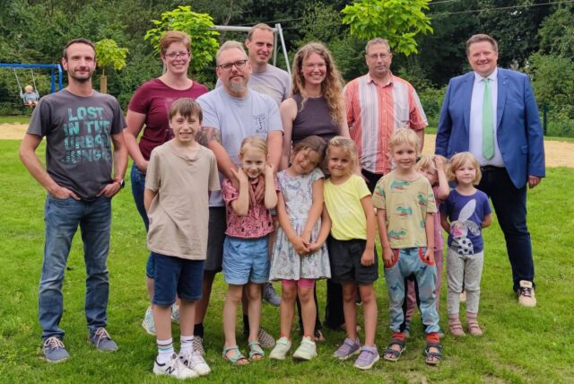 Eltern mit Kindern auf dem Spielplatz Römerstraße